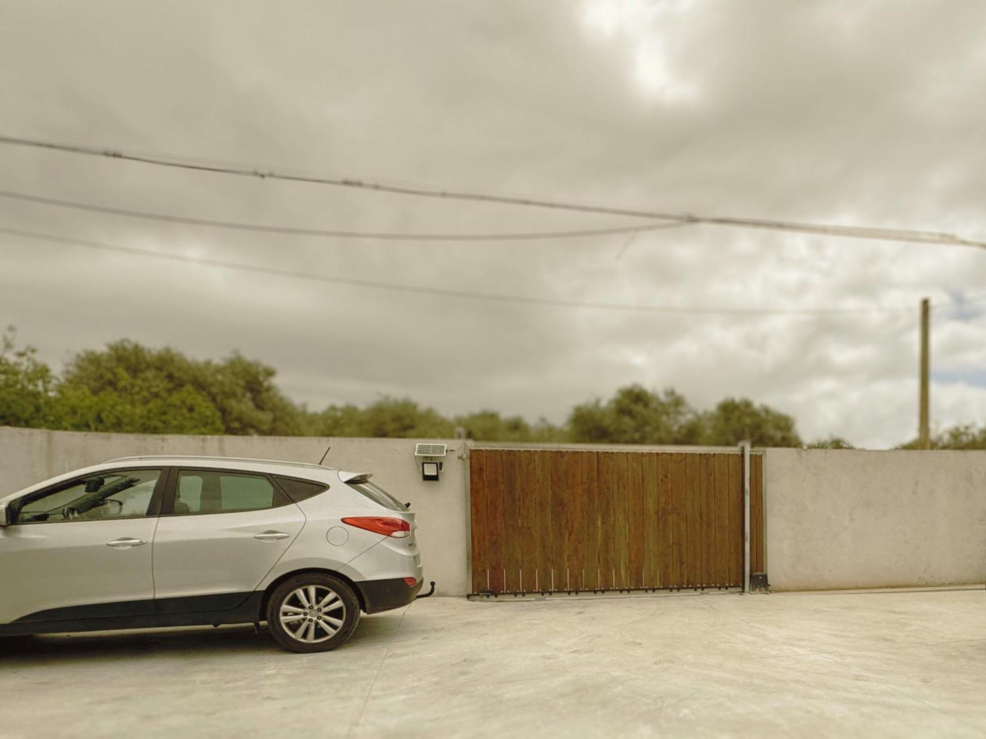Algherolux -Free Secure Gated Parking For Cars And Motorbikes מראה חיצוני תמונה